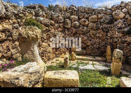 Östliche Bucht mit Kamin, megalithischer Ggantija-Tempel, etwa 5600 Jahre alt, besteht aus zwei angrenzenden Tempeln, gehören zu den ältesten teilweise Pressern Stockfoto