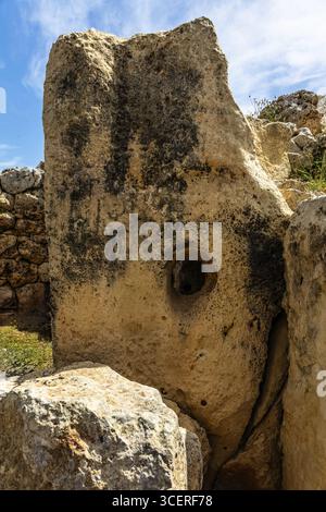 Monolith mit funktionellen Löchern, megalithischer Ggantija-Tempel, etwa 5600 Jahre alt, besteht aus zwei angrenzenden Tempeln, gehören zu den ältesten teilweise vorgestellten Tempeln Stockfoto