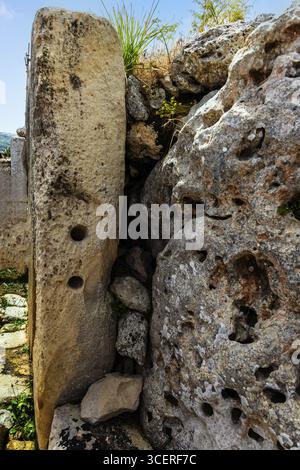 Monolith mit funktionellen Löchern, megalithischer Ggantija-Tempel, etwa 5600 Jahre alt, besteht aus zwei angrenzenden Tempeln, gehören zu den ältesten teilweise vorgestellten Tempeln Stockfoto