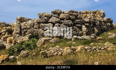 Der megalithische Ggantija-Tempel, etwa 5600 Jahre alt, besteht aus zwei aneinander angrenzenden Tempeln, fünf Apsiden, die wie Ahornblätter angeordnet sind, einer der ältesten Parolen Stockfoto