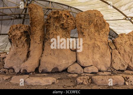 Gigantische Monolithen der Außenmauer, megalithischer Hagar Qim Tempel mit insgesamt sechs großen Tempelräumen, 3600-2500 v. Chr., Qrendi, Malta Stockfoto