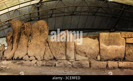 Gigantische Monolithen der Außenmauer, megalithischer Hagar Qim Tempel mit insgesamt sechs großen Tempelräumen, 3600-2500 v. Chr., Qrendi, Malta Stockfoto