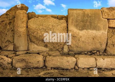 Megalithischer Hagar Qim Tempel mit insgesamt sechs größeren Tempelräumen, 3600-2500 v. Chr., Erscheinungsbild ohne Zeltdach, Qrendi, Malta Stockfoto