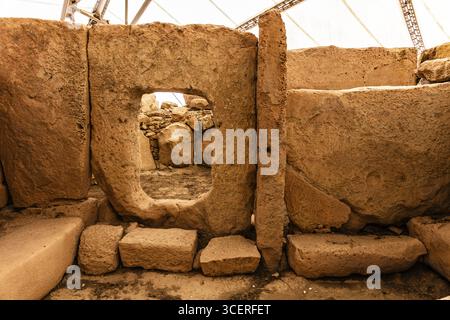 Fensterstein, megalithischer Hagar Qim Tempel mit insgesamt sechs großen Tempelräumen, 3600-2500 v. Chr., Qrendi, Malta Stockfoto