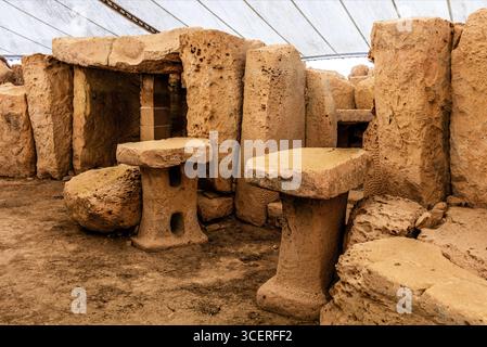 Pilzaltar und Trilithaltar, megalithischer Hagar Qim Tempel mit insgesamt sechs größeren Tempelräumen, 3600-2500 v. Chr., Qrendi, Malta Stockfoto