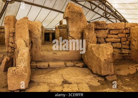 Eintritt zum zentralen Tempel, megalithischen Mnajdra-Tempel mit der typischen Ahornblatt-förmigen, fünfteiligen Struktur und einer separaten älteren dreiteiligen Temp Stockfoto