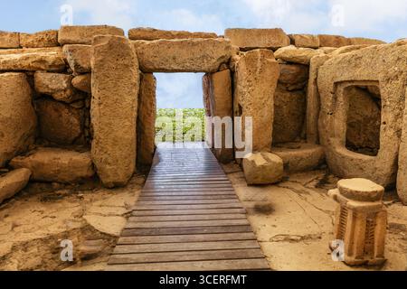 Eingangsbereich mit Fensterstein und Kalksteinaltar mit Opferplatte, megalithischen Hagar Qim Tempel mit insgesamt sechs größeren Tempelräumen, 3600-2500 Stockfoto