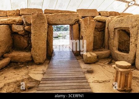 Eingangsbereich mit Fensterstein und Kalksteinaltar mit Opferplatte, megalithischen Hagar Qim Tempel mit insgesamt sechs größeren Tempelräumen, 3600-2 Stockfoto
