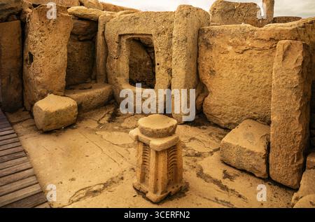 Eingangsbereich mit Fensterstein und Kalksteinaltar mit Opferplatte, Steintür, megalithischen Hagar Qim Tempel mit insgesamt sechs größeren Tempeln Stockfoto