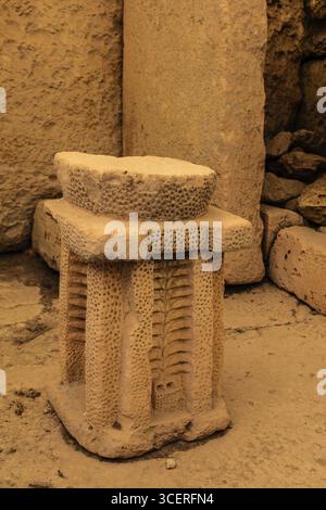 Kalksteinaltar mit Opferplatte, megalithischer Hagar Qim Tempel mit insgesamt sechs großen Tempelräumen, 3600-2500 v. Chr., Qrendi, Malta Stockfoto