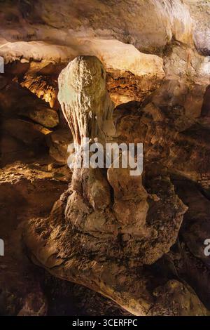 Ghar Dalam, prähistorische Karsthöhle mit Knochenfunden und Fossilien von Tieren, die vor der Eiszeit gestorben sind, wie Elefanten und Flusspferde, Bir Stockfoto