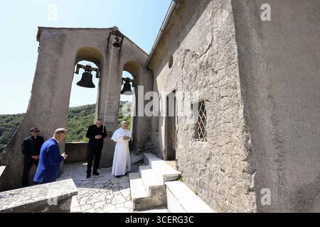 Papst Leo XIV. Besuchte am 19. August 2025 das Heiligtum unserer Lieben Frau von Gnade in Mentorella (Santuario Madonna delle Grazie alla Mentorella) im Dorf Guadangolo, 65 km südlich von Rom, Italien. Nachdem er Zeit dem Gebet gewidmet hatte, verbrachte der Heilige Vater Zeit mit den polnischen Ordensleuten, die im Heiligtum dienten, bevor er in die päpstliche Residenz in Castel Gandolfo zurückkehrte. Mentorella liegt auf einem Berg. Es hat eine besondere Verbindung zu mehreren Pontiffs: Papst Johannes Paul II. Pilgerte nur neun Tage nach seiner Wahl zum Papst zum Heiligtum. Papst Benedikt XVI. A. Stockfoto