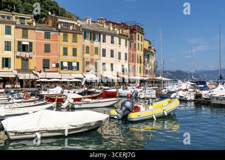 Lebhafter Hafenblick mit farbenfrohen Booten und Gebäuden, Portofino, Metropolstadt Genua, Italien Stockfoto