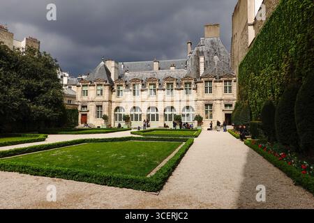 Das Hôtel de Sully, Louis XIII Stil Hôtel, Privathaus, befindet sich im Marais, 4. Arrondissement, ein kulturelles Wahrzeichen, Paris, Fr. Stockfoto