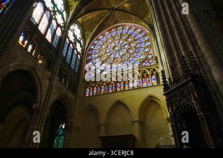 Buntglasfenster, Basílica de Saint-Denis, ehemalige mittelalterliche Abteikirche, Gemeinde Saint-Denis, nördlicher Pariser Vorort. Stockfoto