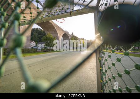 Spielplatz mit Basketballkorb und einer großen Brücke in der Abendsonne, Nagold, Bezirk Calw, Schwarzwald, Deutschland Stockfoto