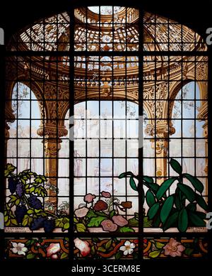 Henry G. Marquand House Conservatory Window, entworfen von Richard Morris Hunt und hergestellt von Eugène Stanislas Oudinot zwischen 1883 und 1884. Dieses exquisite Buntglasfenster, einst Teil des opulenten Marquand House in New York, zeigt eine üppige Wintergartenszene, eingerahmt von kunstvollen goldenen Bögen und gekrönt von einer gewölbten Decke. Blumen in voller Blüte und Grün an der Basis stehen im Kontrast zur hellen architektonischen Kulisse und verbinden die Eleganz dekorativer Kunst mit natürlicher Schönheit. Das Fenster ist ein Beispiel für die Pracht der Innenarchitektur aus dem vergoldeten Zeitalter und die Kunstfertigkeit der französischen Glasmalerei Stockfoto