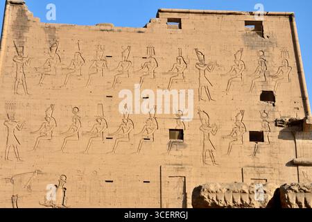 Äußere des Tempels von Edfu, einer der am besten erhaltenen Schreine in Ägypten, am Westufer des Nils in Edfu, Oberägypten Stockfoto
