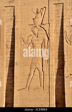 Äußere des Tempels von Edfu, einer der am besten erhaltenen Schreine in Ägypten, am Westufer des Nils in Edfu, Oberägypten Stockfoto