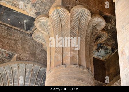 Das Innere des Tempels von Edfu, einer der am besten erhaltenen Schreine in Ägypten, befindet sich am Westufer des Nils in Edfu, Oberägypten Stockfoto