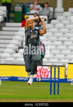 Nottingham, Großbritannien. August 2025. Gaur (Manchester Originals) Bowling während des Hundert-Spiels zwischen Trent Rockets und Manchester Originals in Trent Bridge, Nottingham, Vereinigtes Königreich, 19. August 2025 Foto: Mark Dunn/Alamy Live News Stockfoto