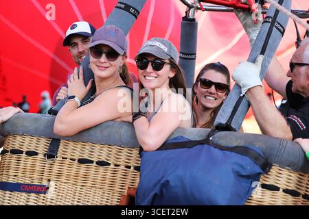 Bristol International Hot Air Balloon Fiesta 2025, Heißluftballons auf- und absteigen vom Ashton Gate Estate Bristol, Ballonfahrt mit Fly Navy Stockfoto