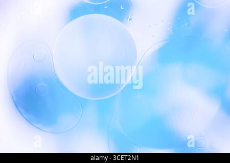 Weicher abstrakter Hintergrund mit großen durchscheinenden Blasen in Blau- und Weißtönen, die eine helle und luftige Textur schaffen. Abstraktes Makro cool Stockfoto