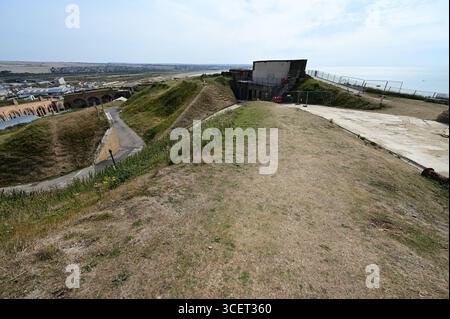 Blick hinunter auf ein Fort und einen Hafen an der Südküste Großbritanniens. Stockfoto