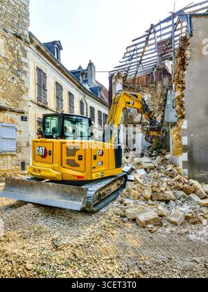 Caterpillar-Hydraulikbagger CAT 309 und CAT 315 bei der Abriss eines alten instabilen Gebäudes an einer stark befahrenen Verkehrsstraße in Preuilly-sur-Claise (37), Frankreich. Stockfoto