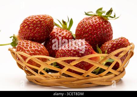 Ein Korb gefüllt mit frischen, Reifen Erdbeeren. Stockfoto