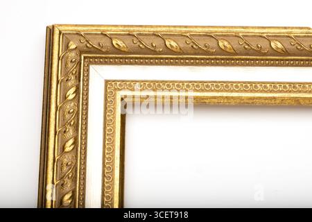 Ein dekorativer goldener Bilderrahmen mit komplizierten Blattmustern. Der Rahmen ist für die Darstellung von Bildmaterial oder Postern konzipiert. Es ist klassisch und elegant Stockfoto