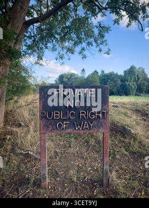 Cambridgeshire, Großbritannien - Ein privates Schild mit einem öffentlichen Wegerecht auf ländlichen Gebieten in England Stockfoto
