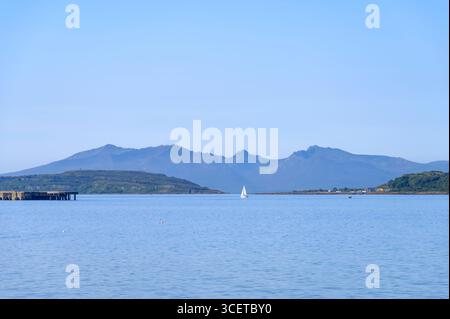 Blick über den Firth of Clyde in Richtung der Cumbrae Inseln und Arran im Hintergrund, Ayrshire, Schottland, Großbritannien Stockfoto