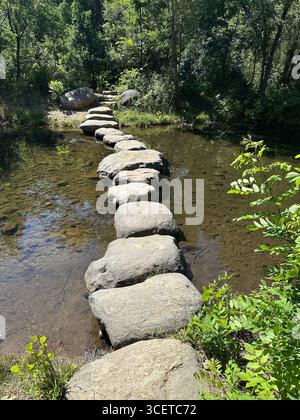 Ein großer Steinwanderweg, der den Boulder Creek in Boulder, Colorado, überquert. Stockfoto