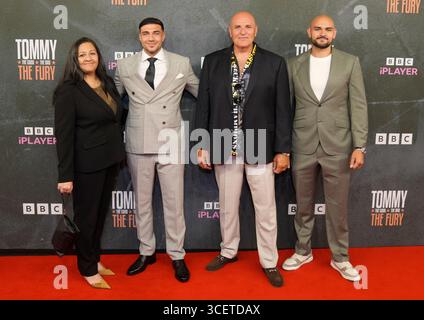 Tommy Fury (2. Links) mit Mutter Chantal (links), Vater John (2. Rechts) und sein Bruder Roman (rechts) kommen zu Tommy: The Good. Das Schlechte. Die Fury-Premiere im Printworks in Manchester. Bilddatum: Dienstag, 19. August 2025. Stockfoto
