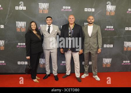 Tommy Fury (2. Links) mit Mutter Chantal (links), Vater John (2. Rechts) und sein Bruder Roman (rechts) kommen zu Tommy: The Good. Das Schlechte. Die Fury-Premiere im Printworks in Manchester. Bilddatum: Dienstag, 19. August 2025. Stockfoto