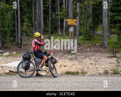 ID00946-00...IDAHO - Tom Kirkendall fotografiert Schild auf dem 7241-Fuß-Gipfel des warm Lake, vorbei, bevor es zum warm Lake absteigt. Stockfoto