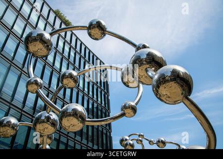 Unendliche Skulptur vor der Liverpool Street Station, London, mit reflektierenden Silberkugeln und urbaner Architektur im Hintergrund Stockfoto