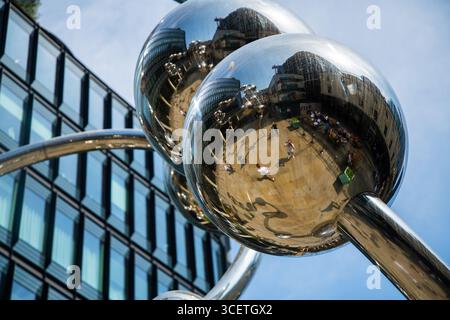 Unendliche Skulptur vor der Liverpool Street Station, London, mit reflektierenden Silberkugeln und urbaner Architektur im Hintergrund Stockfoto