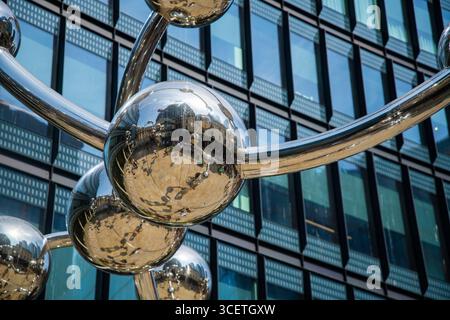 Unendliche Skulptur vor der Liverpool Street Station, London, mit reflektierenden Silberkugeln und urbaner Architektur im Hintergrund Stockfoto