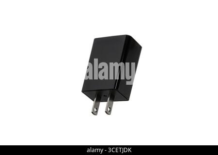Ein schwarzes USB-Netzteil mit zwei Stiften auf weißem Hintergrund. Stockfoto