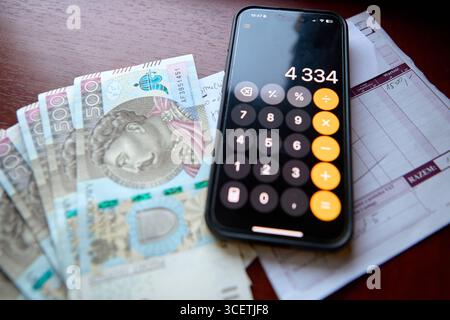 Verbreitung polnischer Zloty-Banknoten auf dem Schreibtisch mit Taschenrechner Stockfoto