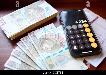 Verbreitung polnischer Zloty-Banknoten auf dem Schreibtisch mit Taschenrechner Stockfoto