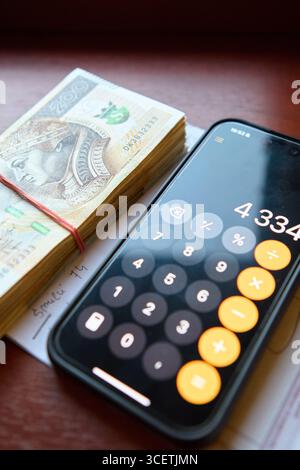 Verbreitung polnischer Zloty-Banknoten auf dem Schreibtisch mit Taschenrechner Stockfoto