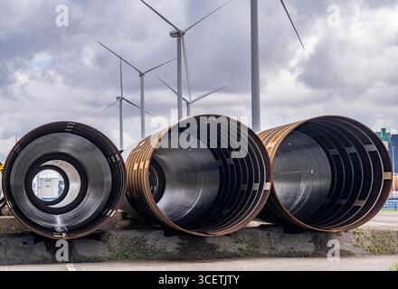 Der Seehafen Eemshaven, Julianahaven Basin, wo die Fundamentstrukturen, Monopiles, für Offshore-Windparks gelagert werden. Diese werden dann unterstützen Stockfoto