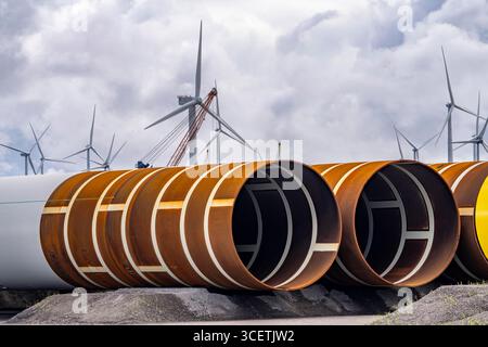 Der Seehafen Eemshaven, Julianahaven Basin, wo die Fundamentstrukturen, Monopiles, für Offshore-Windparks gelagert werden. Diese werden dann unterstützen Stockfoto