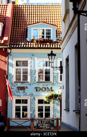 Straßenszenen von Riga - Blick durch Krāmu iela zum DOM, einem Bistro in Rigas Altstadt Lettlands Stockfoto