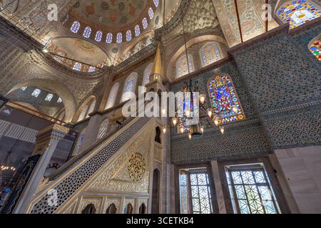 Die Kanzel und Buntglas Schönheit der Blauen Moschee, Istanbul, Türkei Stockfoto