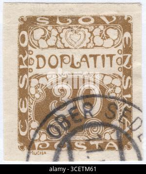 TSCHECHOSLOWAKEI - 01. Februar 1919: 30 haléř Due Briefmarke mit abstraktem Kunstwerk mit Denomination, Blumenschmuck und Inschrift „DOPLATIT“ Stockfoto