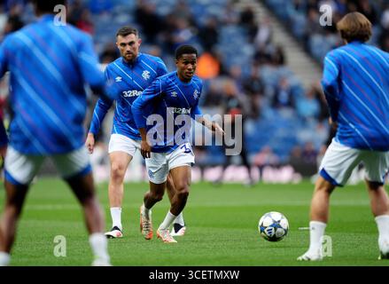Rangers Jayden Meghoma (Mitte) während des Aufwärmens vor der UEFA Champions League, Play-off, Spiel im Ibrox Stadium, Glasgow. Bilddatum: Dienstag, 19. August 2025. Stockfoto